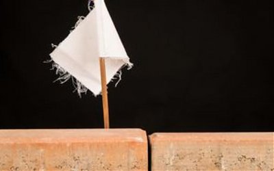 Bendera Putih, Perang dan Penghianat