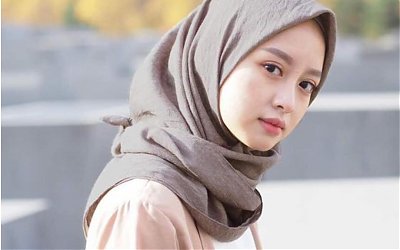 Salah Memahami Terjemahan: Kasus Model Kerudung Lipat Ke Belakang