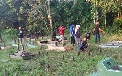 Kader PMII Mempawah Bersih-bersih Makam