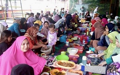 Perkuat Silaturrahim, RA al-Islah Gelar Tradisi Makan Saprahan
