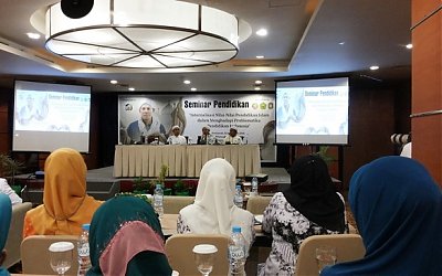 Rektor IAI Dalwa Bangil Gelar Seminar Pendidikan di Pontianak