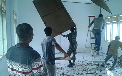 Bersihkan Taman Pendidikan Al Quran, Babinsa dan Warga Lakukan Gotong Royong