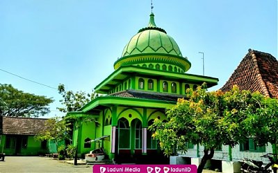 Ziarah di Makam KH. Hamdani, Muassis Pesantren Al-Hamdaniyah Sidoarjo