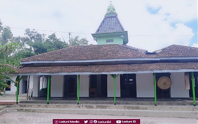Ziarah di Makam KH. Mohammad Dhofir Suhaimi, Muasis Pesantren Manbaul Huda Trenggalek