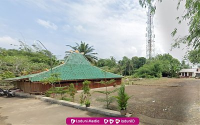 Ziarah di Makam KH. Muhammad Ridwan Sururi, Kyai Iket dari Kedungbanteng