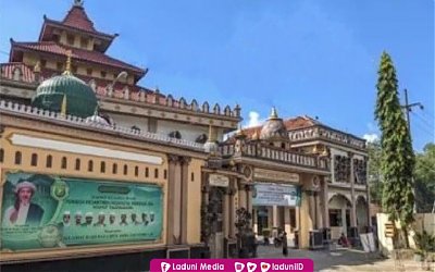 Ziarah di Makam KH. Ali Shodiq Umman, Muassis Pesantren Hidayatul Mubtadi'enTulungagung