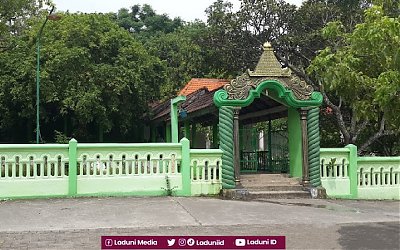 Ziarah di Makam KH. Muhammad Sholih Tsani, Pengasuh Pesantren Qomaruddin, Gresik