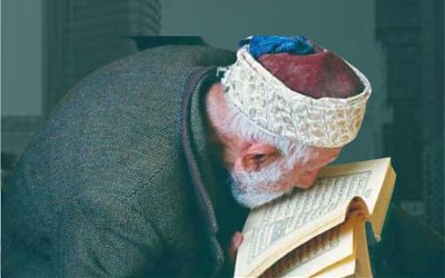 Ustadz Makruf Khozin: Kecerobohan Salafi Tentang Hukum Mencium Al-Qur'an