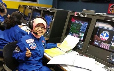 Fitri Guru SD yang Menjadi Astronot