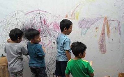 Salah Satu Manfaat Coret-Coret Dinding Bagi Anak, Membantu Perkembangan Motorik Anak