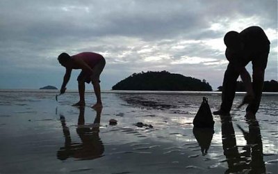Nikmatnya Berburu Ikan Kapah di Pantai Pulau Datok Sukadana