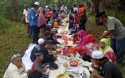 Lestarikan Kearifan Lokal Mempawah, Warga Pasir Palembang Peringati Robo-Robo di Makam Keramat