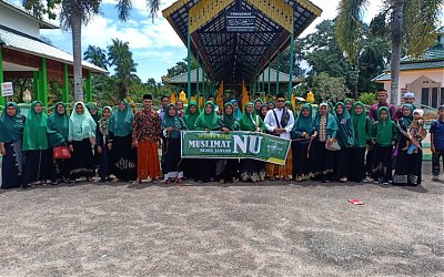 Muslimat Parit Pelita Gelar Ziarah Makam Ulama Sambut Bulan Ramadhan