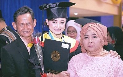 Kisah Noviana, Dulu Pengamen Sering Ditangkap Satpol PP Kini Wisudawan Terbaik Unair