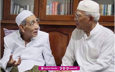 Tiga Rahasia Mbah Moen Mendidik Anak dan Santri