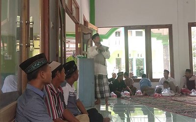 Ketua PCNU Sintang Beri Tausiyah Maulid di Engkersik