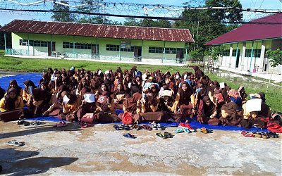 Peringati Maulid Nabi, Siswa Bersama Guru Padati Halaman Yayasan Raudlatul Ulum Al-Khaliliyah