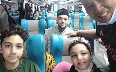 Syekh Ammar Al-Rafati Al-Jailani Antar Putra-Putri Mondok di Pesantren Salafiyah Syafi’iyah Sukorejo