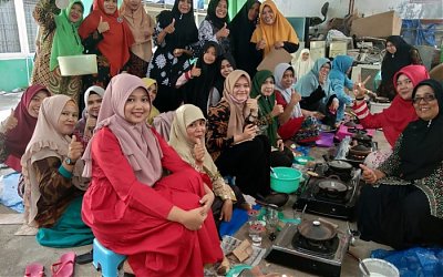 Jaga Kekompakan, DWP Kemenag Pidie Bakar Apam