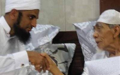 Tawadhu' Tingkat Langit Mbah Maimoen Zubair