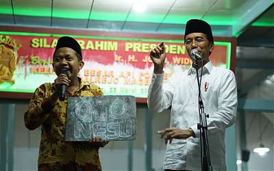 Dialog dengan Santri API, Jokowi Diberi Tulisan 'Ojo Nesu'