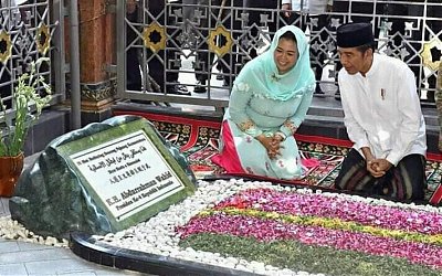Mengenal Penterjemah Tulisan China di Pusara GusDur