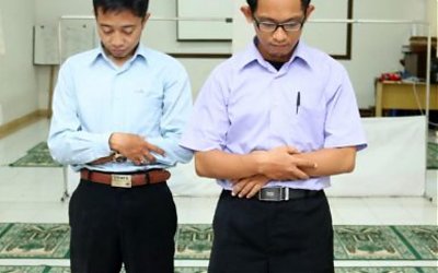 Posisi Makmum Sejajar dengan Imam atau Mundur Sedikit? Ini Penjelasan KH. Ma’ruf Khozin