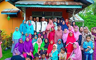 Fatayat NU Mempawah bagikan Al-Qur'an Kepada Ibu-Ibu Mualaf