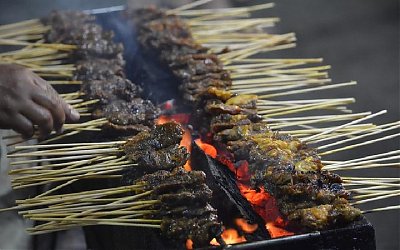 Warga India Rela Antre Demi Peroleh Sate Indonesia