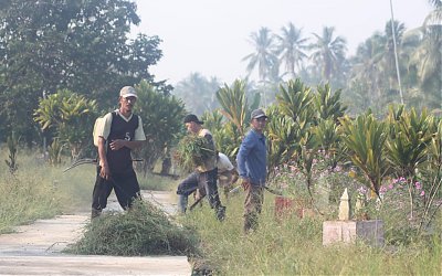 Jelang Idul Adha, Mahasiswa KKL IAIN Pontianak Ajak Warga Bersihkan Makam