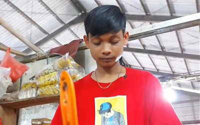 Sukri, Penjual Bumbu Sukses di Usia Muda