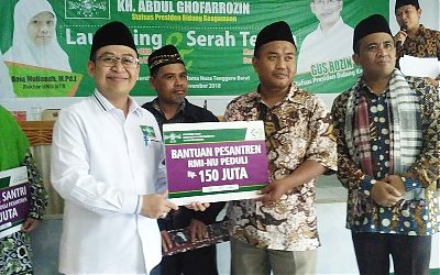 PP RMI Pusat Serahkan Beasiswa kepada Santri Korban Terdampak Gempa