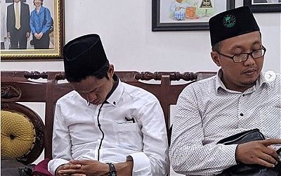 Meniru Tidur Sambung ala Gus Dur