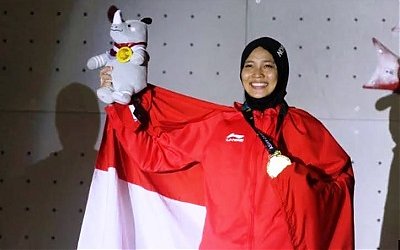Wanita Berjilbab Pecahkan Rekor Dunia Panjat Dinding