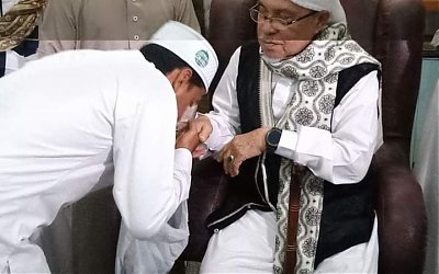Mencium Tangan merupakan Akhlak Rasulullah