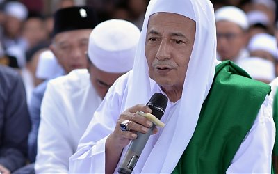 Maulana Habib Luthfi: Jangan Biasakan Membaca Shalawat yang Buntung