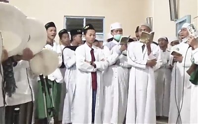 Hukum Berdiri Ketika Membaca Barzanji