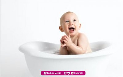 Hukum Mandi Telanjang Suami Istri