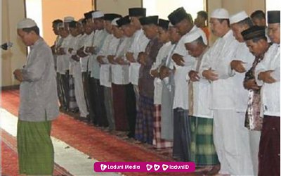 Hukum Membaca Surat Al-Fatihah Bagi Makmum