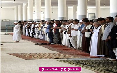 Hukum Menempelkan Kaki Ketika Shalat Berjamaah