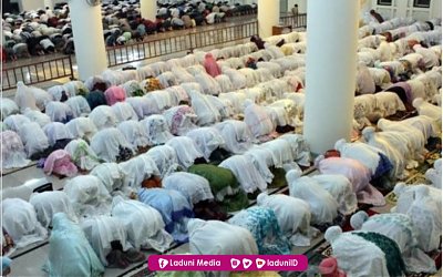 Hukum Perempuan Shalat Berjamaah di Masjid