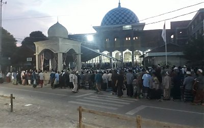 Santri Dayah MUDI Masjid Raya Samalanga Aceh Membeludak, Shalat Jamaahpun di Pinggir Jalan