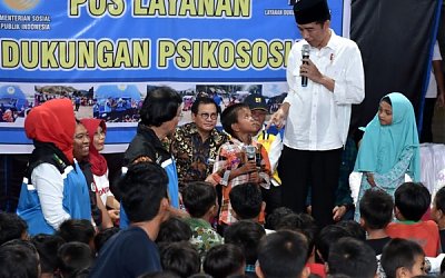 Bermalam di Lokasi Pengungsian, Presiden Jokowi Hibur Anak-Anak Terdampak Gempa Lombok