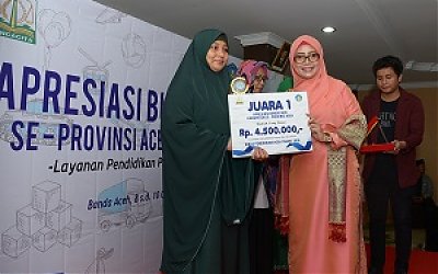 Dyah Erti Idawati Serahkan Hadiah Peraih Juara Apresiasi Bunda PAUD