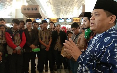 Pimpinan Ponpes Qotrun Nada dan Pergunu Depok Melepas Santri Studi ke Al Azhar Cairo Mesir