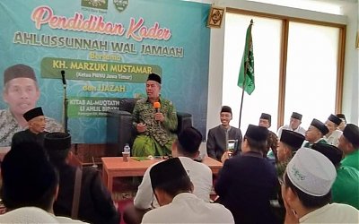 KH Marzuki Mustamar Ijazahkan Kitab Al Muqtathafat Li Ahl Al-Bidayat pada Warga Nahdliyin Depok