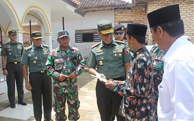 Pengurus Takmir Masjid Nurul Hikmah Peroleh Santunan dari Pangdam V/Brawijaya