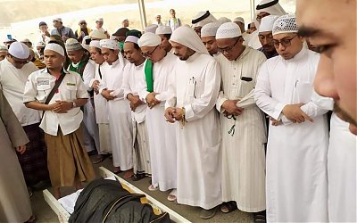 Pemakaman Mbah Moen Dipimpin Sayyid Ashim bin Abbas bin Alawi Al-Maliki
