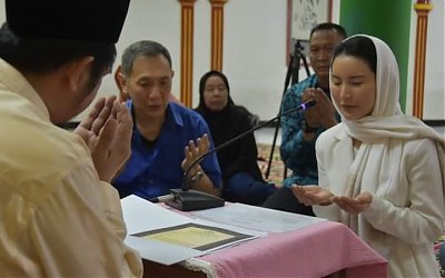 Terinspirasi Sang Ayah, Putri Tokoh Muslim Tionghoa Ini Akhirnya Masuk Islam