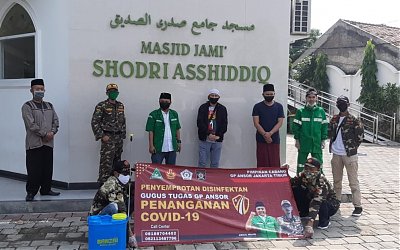Tak Kenal Lelah, Cegah Penyebaran Covid-19, GP Ansor Jaktim Lakukan Penyemprotan Disinfektan